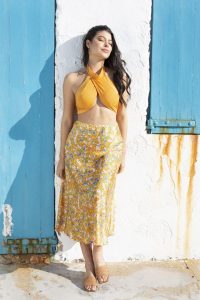 Falda-midi-verano-colores-naranja-verde-top-sandalias-alpargatas